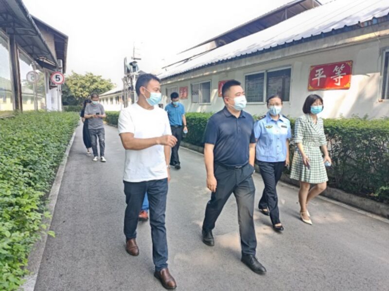 2022.9.30副區(qū)長劉明東率隊(duì)開展國慶節(jié)前安全生產(chǎn)工作，大安區(qū)市場監(jiān)督管理局主要領(lǐng)導(dǎo)陪同